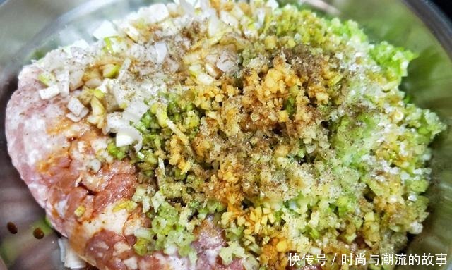 调猪肉馅时,掌握这3个关键技巧,肉馅软嫩多汁,不柴不硬更入味