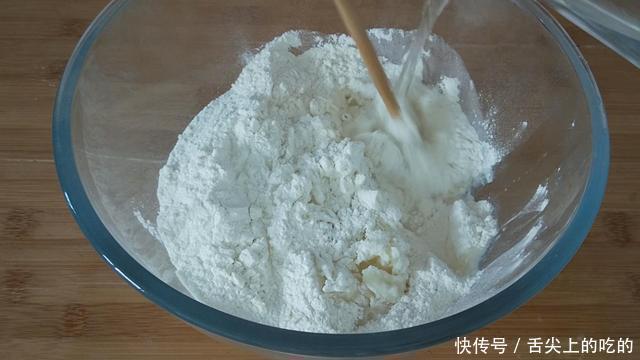 食材|葱花饼这样做太香了,多加1种食材,外酥里软,凉了也不硬,解馋