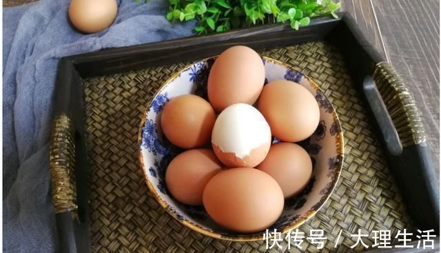 鸡蛋|煮鸡蛋，有人加盐，有人放醋，早餐店老板教你6招，鲜嫩易剥壳