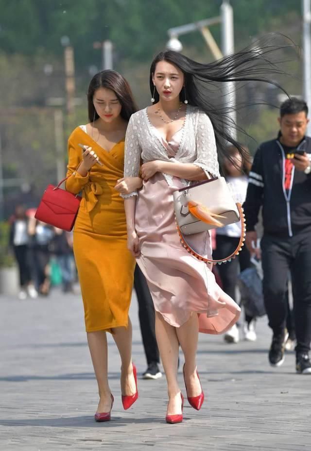 街拍美女小姐姐的真丝裙配蕾丝开衫,为美丽增添色彩