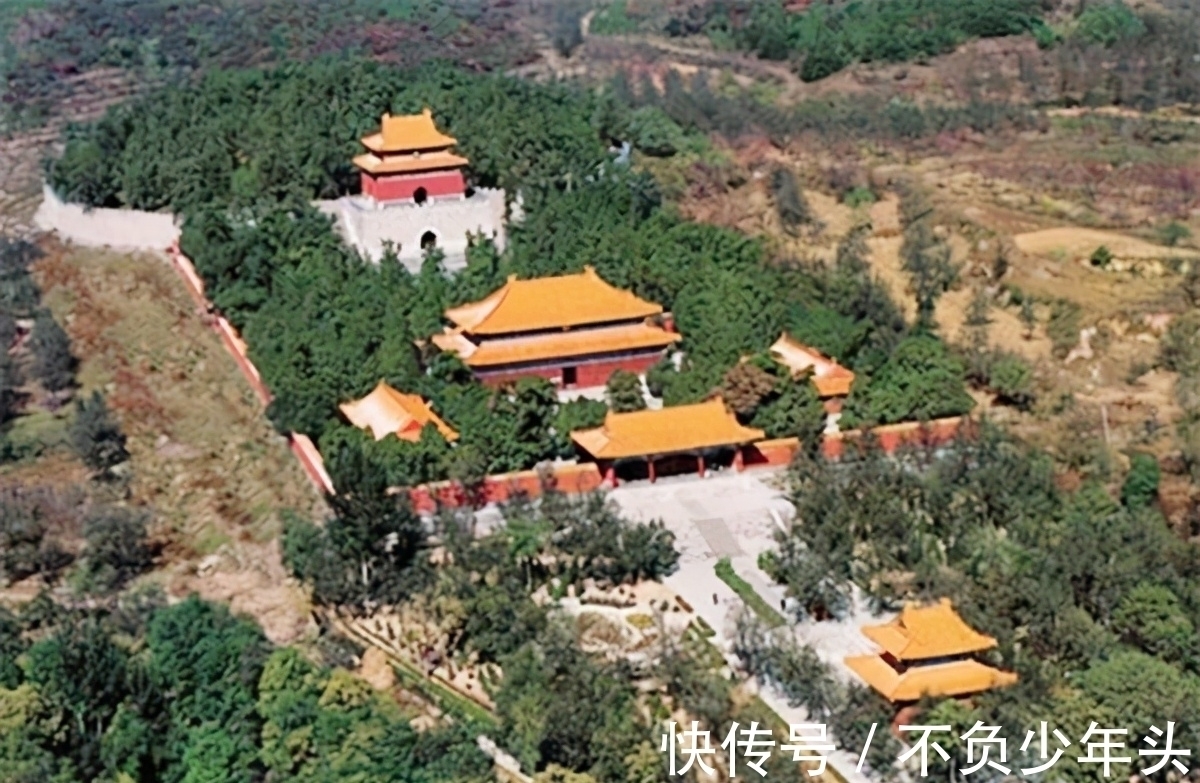 考古人员#上世纪五十年代,考古人员挖掘十三陵时,工地来了一位古怪的老者