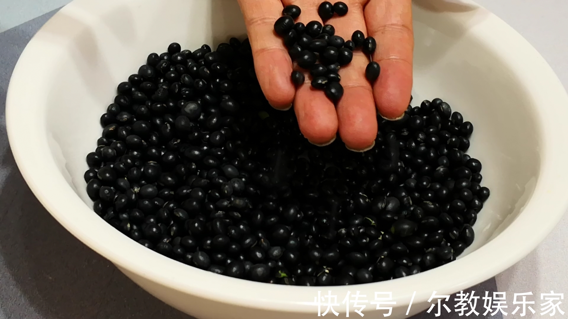 晓峰|黑豆放锅里蒸一蒸,作用拿钱都买不到,80岁奶奶偷教妙招,真管用