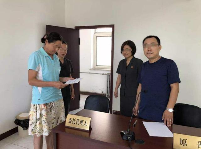 孩子|22岁姐姐拒养2岁弟弟败诉，父母赢了法输了情，网友养不起别生