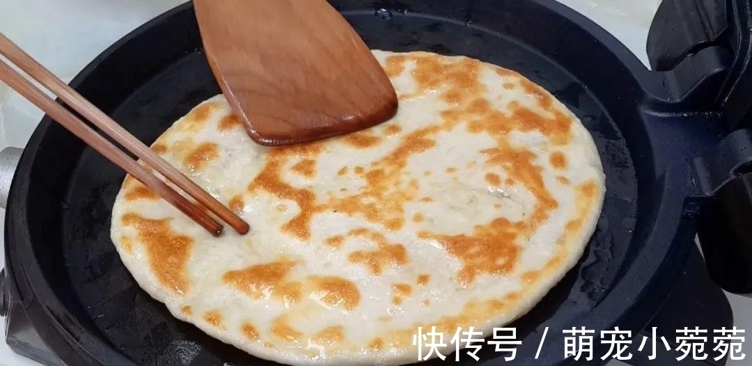 烙饼这做法太香了,开水一烫,柔软筋道又多层,出锅孩子都抢着吃