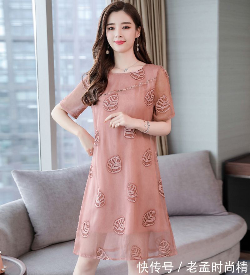 高雅灰 如此漂亮的”高雅灰“高级裙,确实有点贵,但特别受60后爱戴