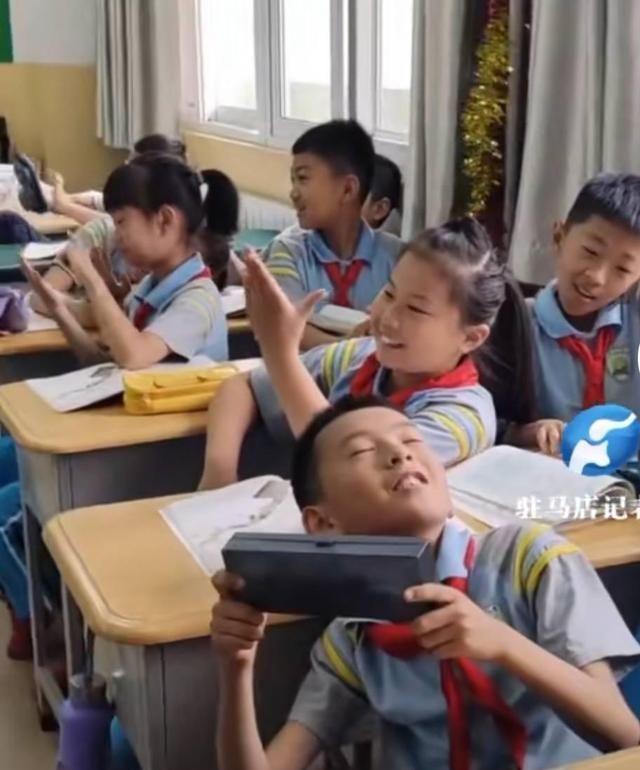 孩子们|老师让孩子们模仿爸爸回家,全班动作一致,同一个世界同一个爸爸