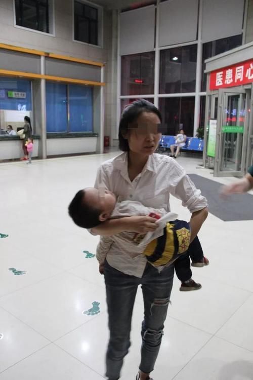 2岁男童被饼干卡喉咙窒息,送入医院抢救无效,父母只能放弃治疗