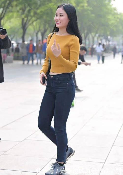 牛仔裤|牛仔裤搭配明黄针织衫,温暖而阳光,营造出明亮少女的感觉