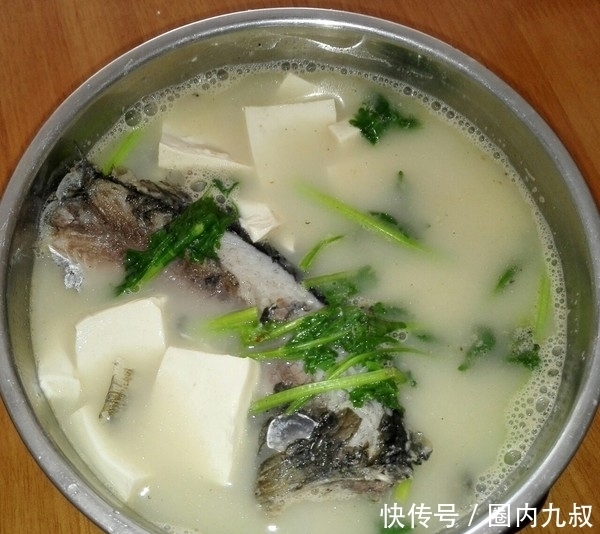 鸡蛋|鲫鱼炖豆腐的最简单做法,汤汁浓郁奶白,鱼肉鲜嫩不粘锅,吃不够