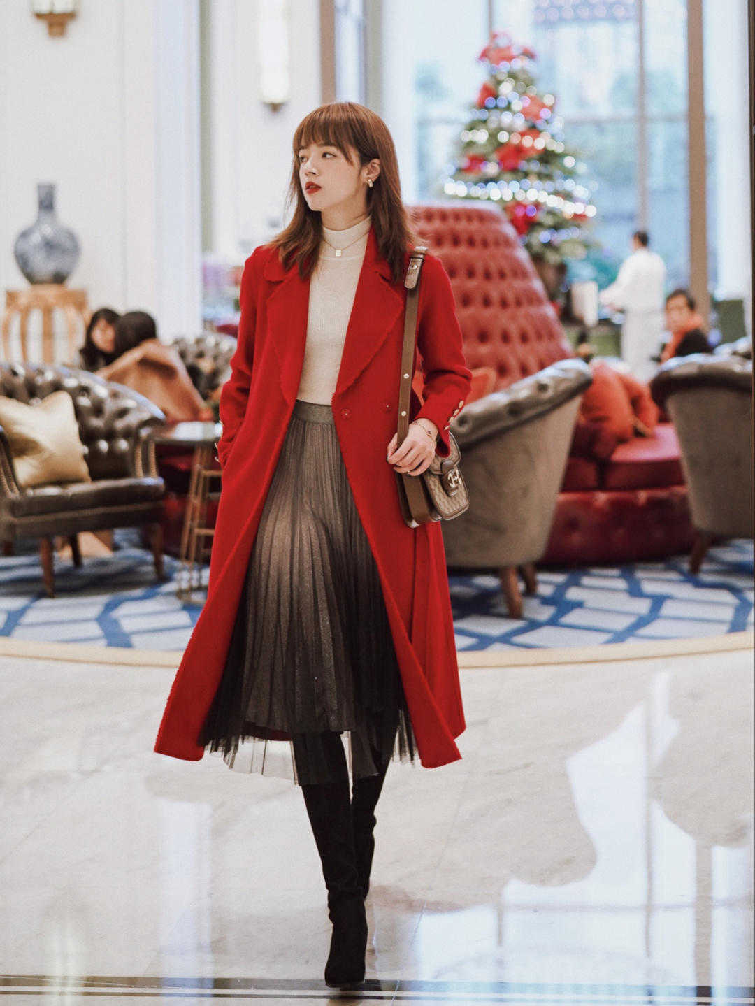 大地色|一般有品位的女人,都会选择三种颜色大衣,显年轻又有高级感