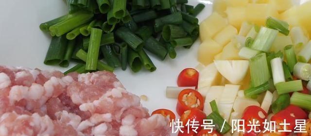 香菇炖豆腐越炖越香,出锅满屋飘香,好吃又下饭,比吃肉还过瘾!