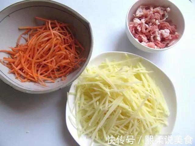 春饼还是自己做出来的香，卷上喜欢的蔬菜和肉丝，太诱人了