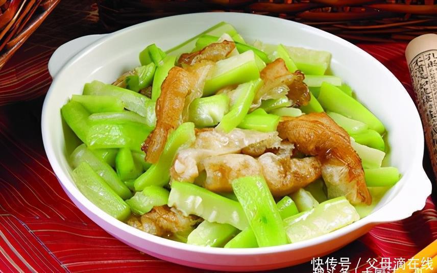 炒丝瓜时,最忌直接放油,教你饭店做法,丝瓜翠绿不出水不发黑