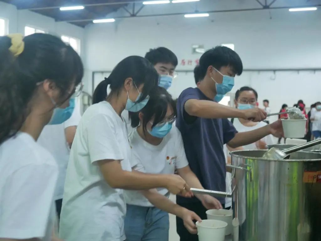 志愿者|湖南25名大学生在河南社会实践时遇暴雨，就地当志愿者参与救灾