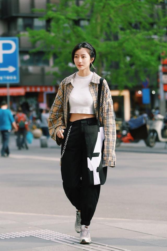 十足|街拍小姐姐一身牛仔加上灰色的内搭,柔美又清新,亲和力十足