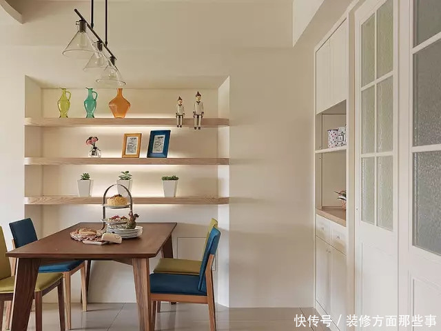 罗马柱|76平欧式二居室,餐厅彩色木质餐厅家具让这个空间更年轻活跃