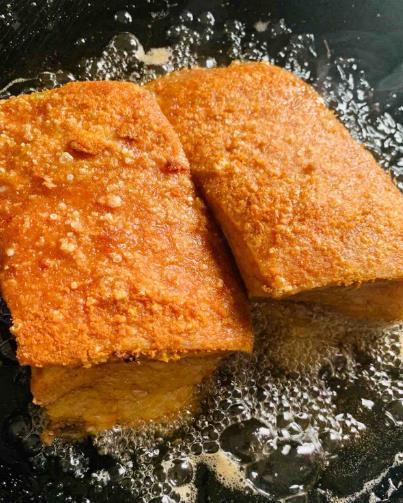  炸扣肉，别直接下锅油炸！大厨教你4点，金黄软糯，好吃不油腻