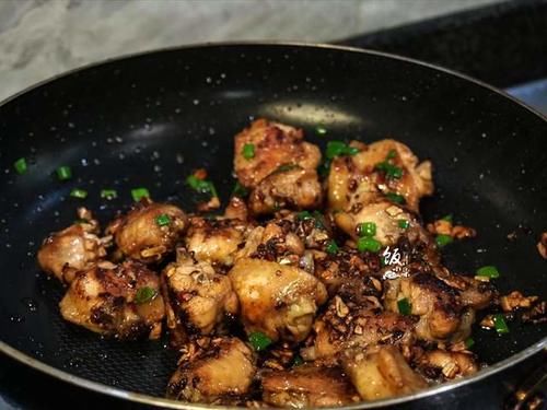  可乐鸡翅落后了，教你这样做，不烤不炸，味道更香，好吃不腻