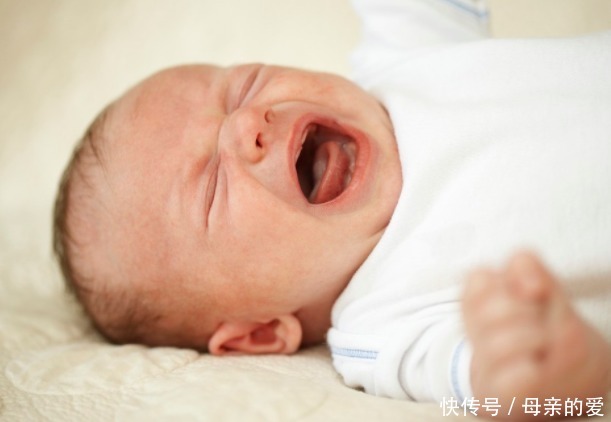 “见妈哭”的小男孩：宝妈接儿子放学，拍下孩子的“两副面孔”