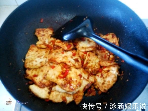豆腐又一种好吃爆的做法!又香又快,还没出锅都想抓几块吃