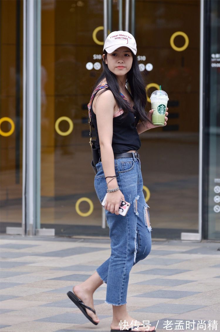 身材 街拍:美女高腰牛仔裤很显身材比例,搭配的人字拖,非常个性!