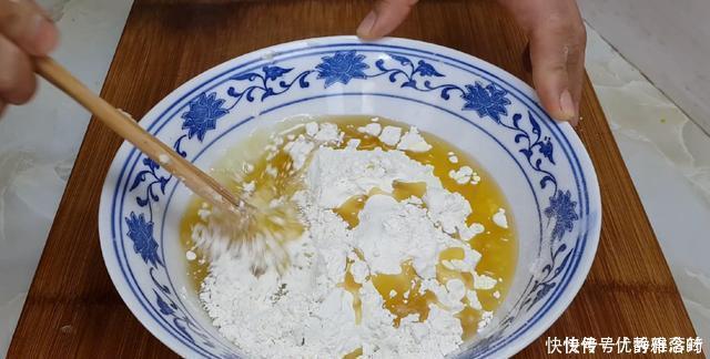 烧饼这样做才香酥,锅里烙一烙,比买的还好吃,咬一口就香酥掉渣