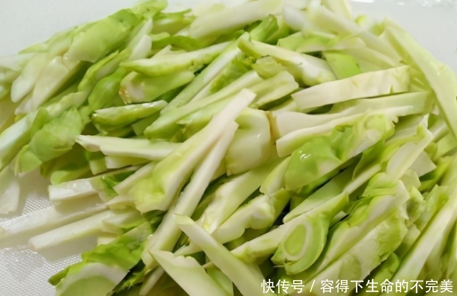 农村大娘把儿菜腌成咸菜,香辣脆爽易存放,做一次能吃2个月