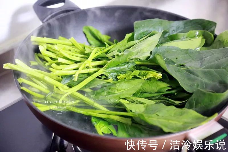 在家做馅饼，和面很重要，照着做馅饼皮薄馅大，放凉了也软软的