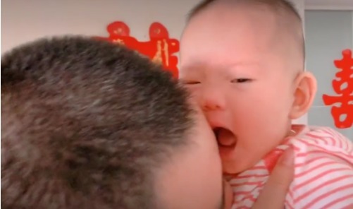 伤害|“互相伤害版”父子火了,萌娃:干就完了,我穿尿不湿的怕过谁?