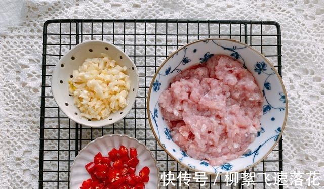 3分钟教你香菇最好吃的做法,爽滑软糯鲜香美味,下饭配面都不错!