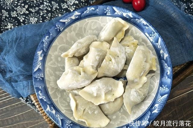 饺子|冻水饺怎么煮,用冷水还是热水教你正确方法,饺子不破皮不露馅