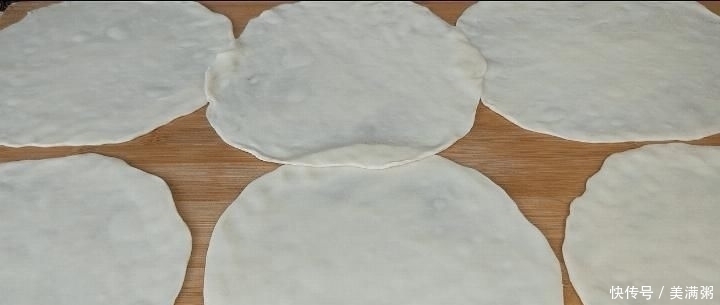 面粉别蒸馒头了,教你一个新吃法,比油条还香,我家一周吃5次