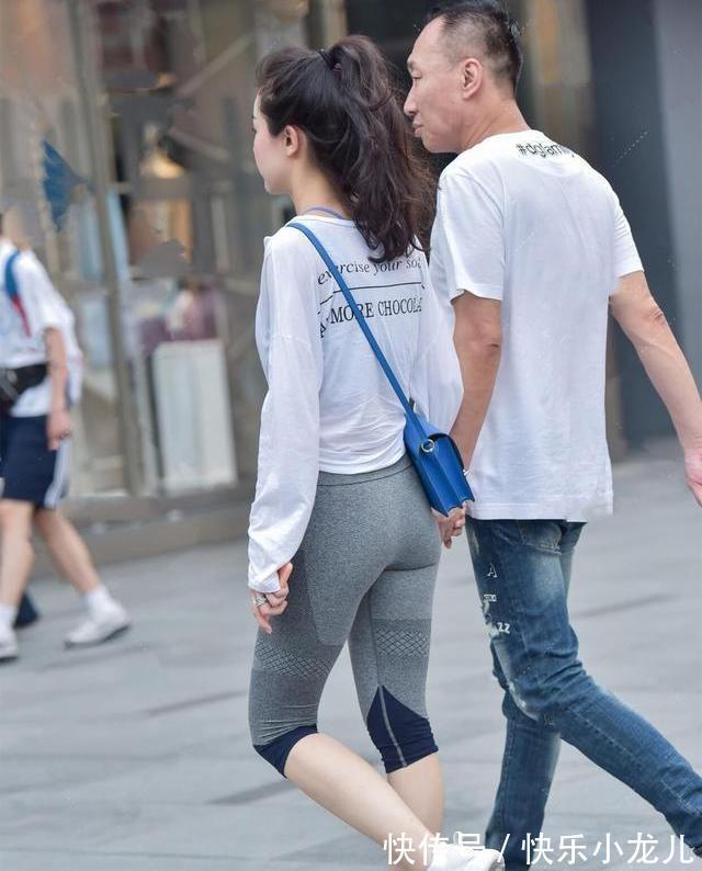 腿部 打底裤的穿搭气质优雅，精致而不高调，展现出修长腿部的既见感