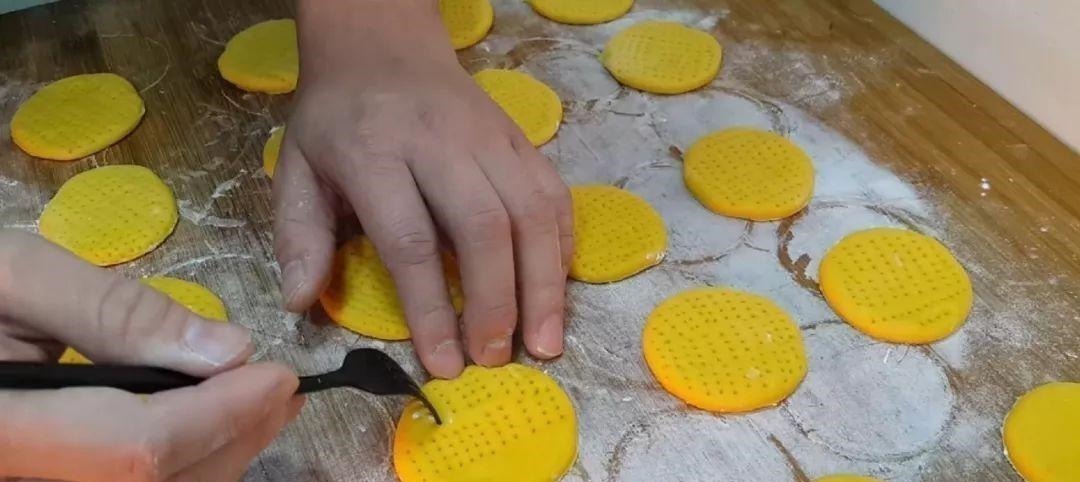 半个南瓜，1个鸡蛋，不用一滴水，比油条做法简单，比蛋糕都好吃