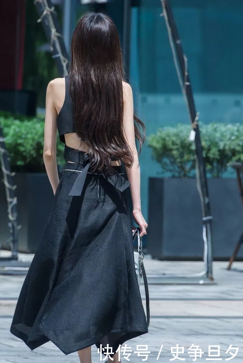 奔放|街拍:圆领露脐短背心搭配拼接波浪长裙,楚楚动人奔放气息