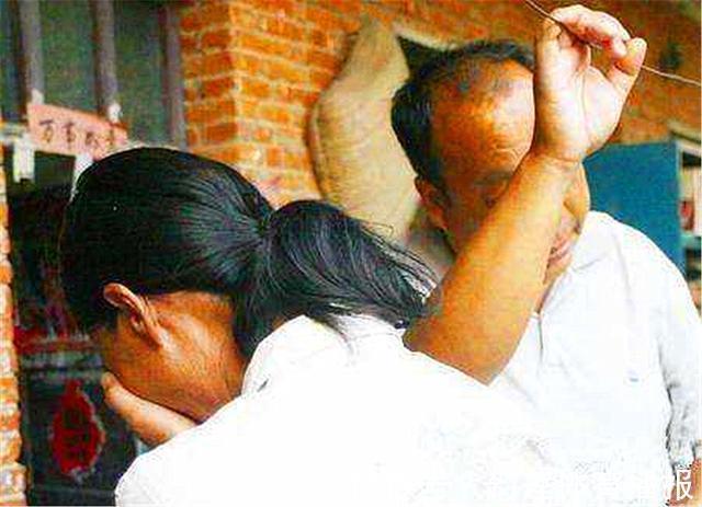 儿子|儿子长得太丑,爸爸怀疑不是亲生去做亲子鉴定,医生:还真不是