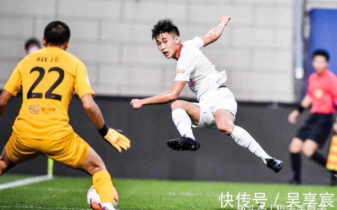 戴伟浚|张稀哲被拿下,李霄鹏收获两大喜讯,23岁新星驰援国足赢日本