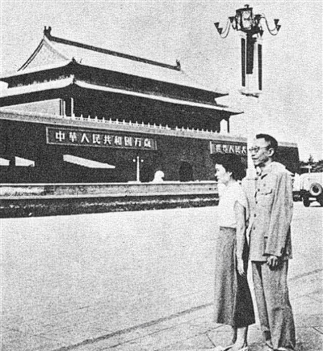 溥仪|晚年溥仪重游故宫,对着龙椅说了1句话,所存在的悲哀真是我们不能体会的!