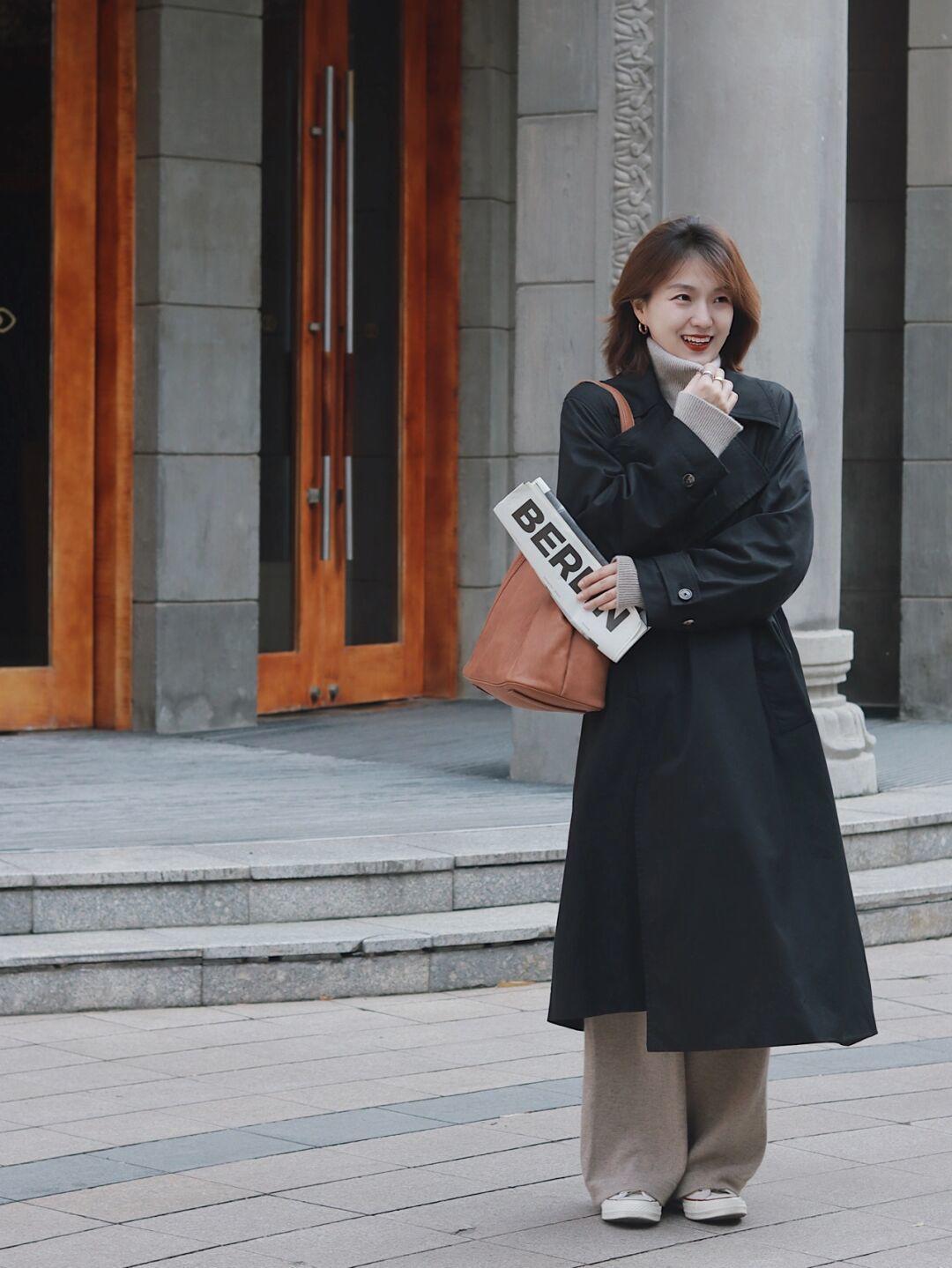 半身裙|天气回暖该怎么穿出氛围感?米色卫衣+黑色半身裙,清纯又不失个性