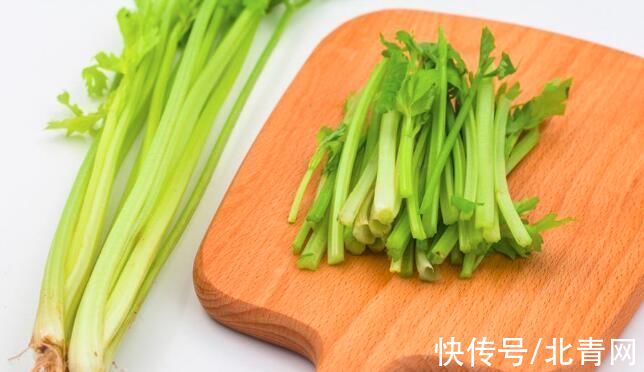 芹菜茎|芹菜的一个吃法“专治”高血压头痛!血压不稳定的人都要学会