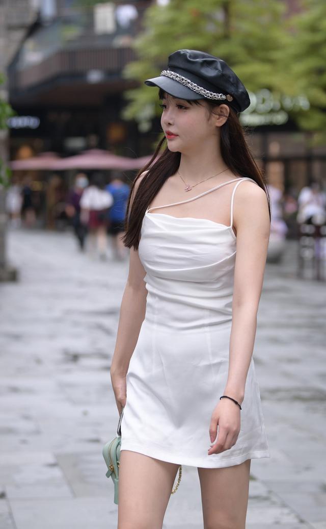 高贵优雅的连衣裙装扮更添清纯美感, 展现优雅动人的魅力