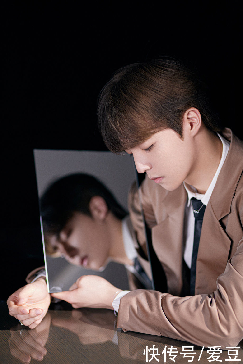 210130 陈立农亮相颁奖晚会演唱《年少无邪》四项提名中荣获“最受欢迎新人”奖项