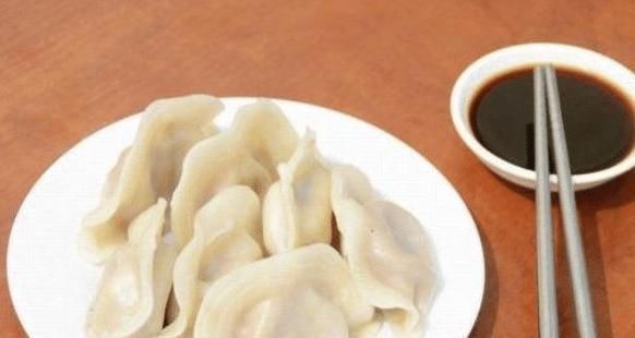 路人|大胃王挑战一个20斤大饺子,从路人的角度看,网友才发现“猫腻”