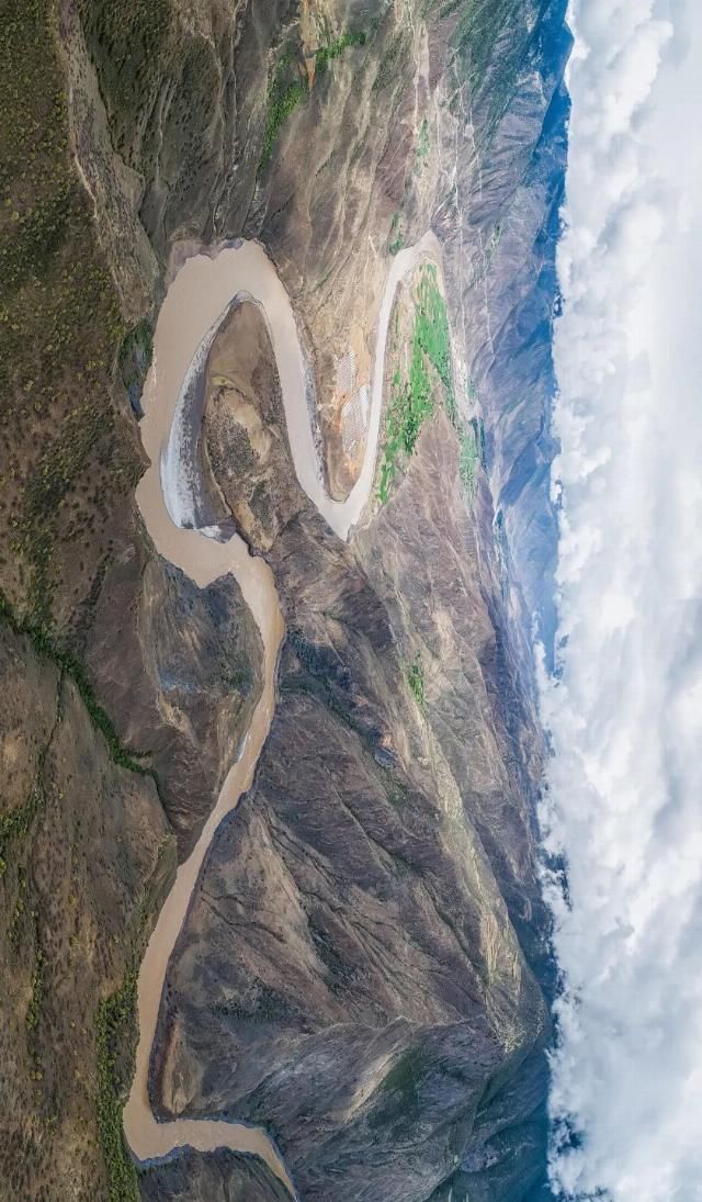 凝聚冰川、古道、湖泊、雪山、草原和古文明的康巴腹地