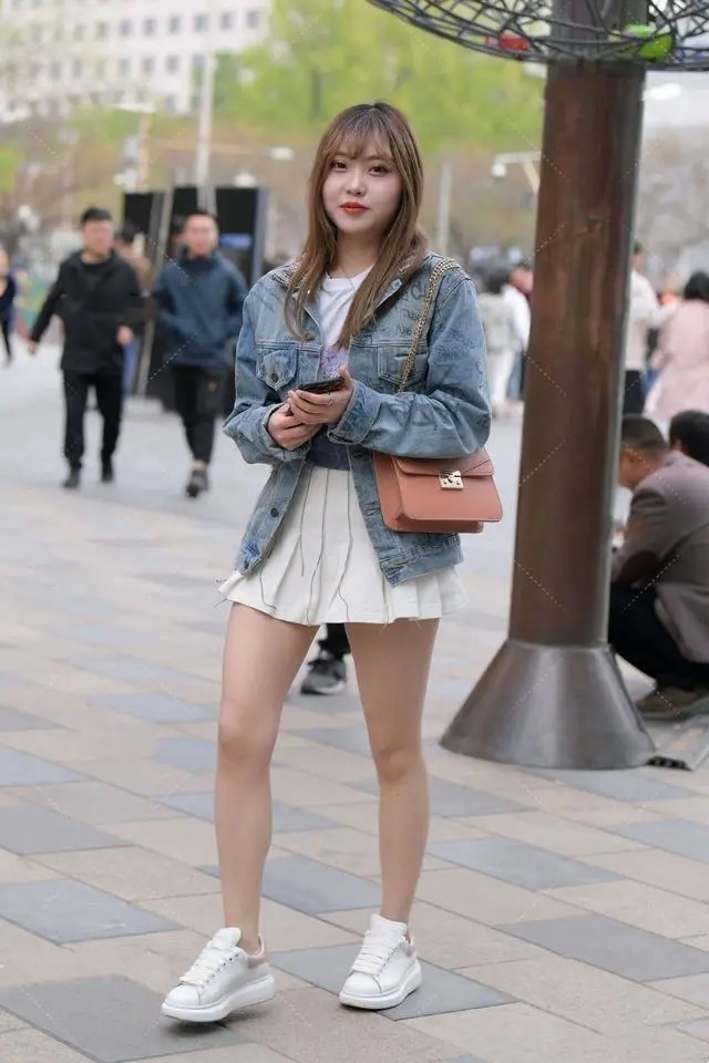 百褶裙 蓝色牛仔上衣搭配白色百褶裙,活泼又可爱,而且还不失时尚美感