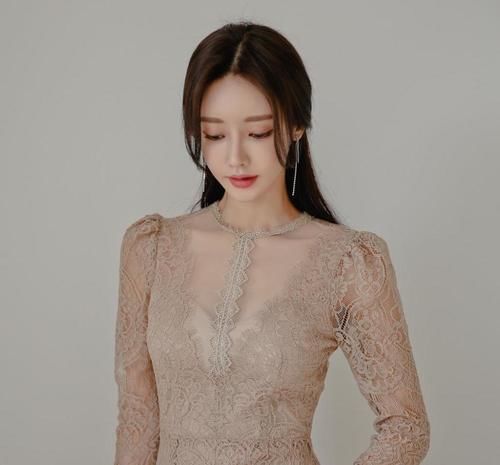 脸蛋|美女穿搭:温润幽蝶扇叶婆娑橡木鱼尾裙,精致的裙摆,迷人的脸蛋