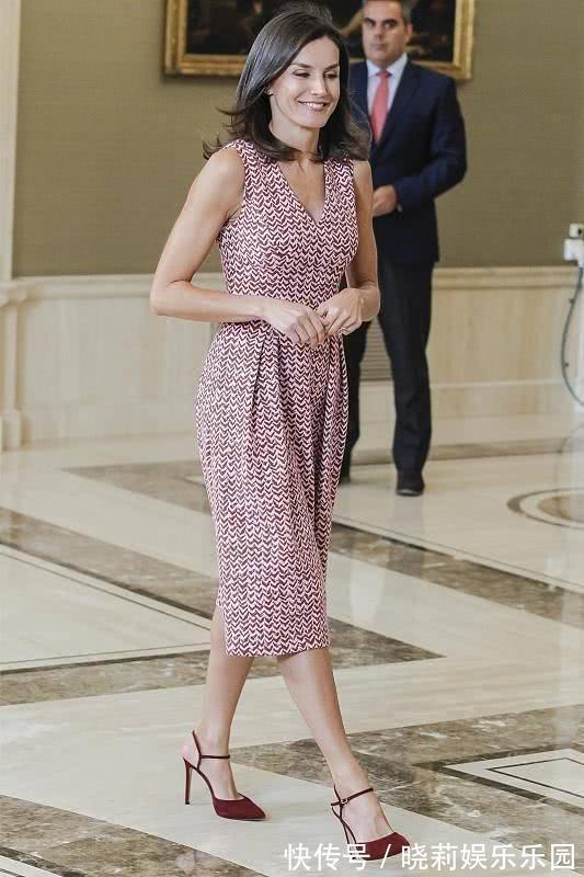 上衣|西班牙王后的半裙穿搭真美,五六十岁妈妈学她这样穿,显瘦有气质