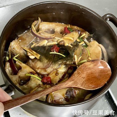 鲈鱼不止可以清蒸,这么做大人小孩抢着吃,酱香浓郁,回味无穷
