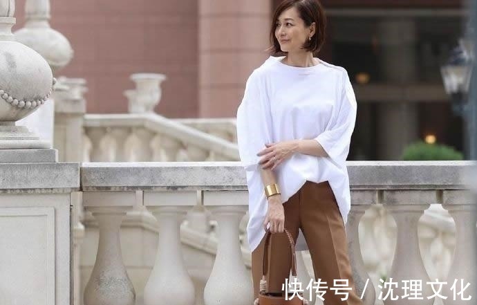 富冈佳子 这才是“黑白配”的穿搭精髓!52岁的富冈佳子,赢得体面优雅