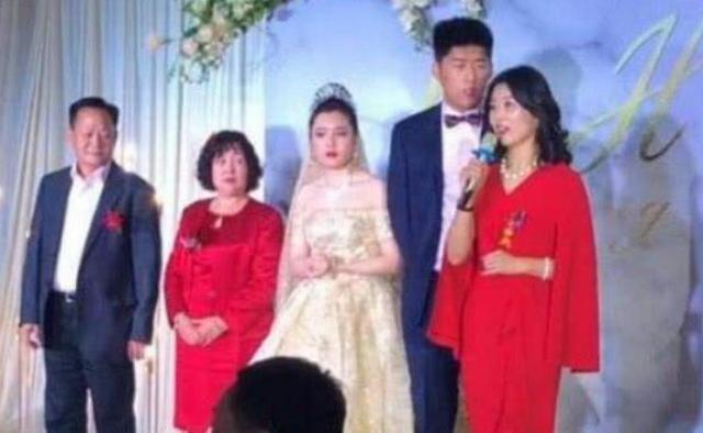 婚宴 高气质婆婆婚礼上成“焦点”,引人注目,新娘板着脸:谁才是主角